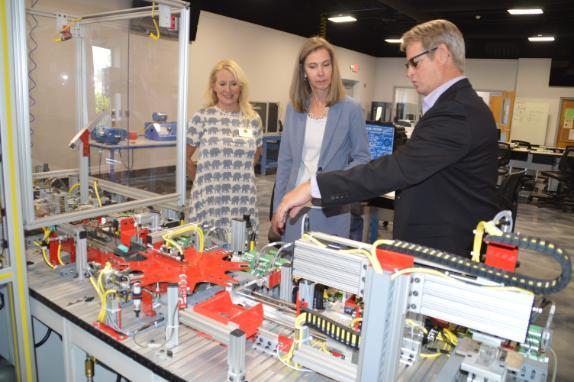 Chancellor visits Chipola Engineering Tech Program.